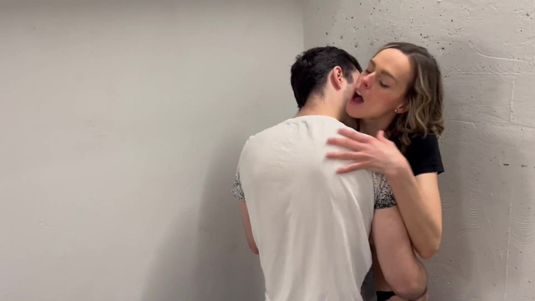Serenity Cox: Stairwell scopa in pantaloni da yoga con 2 ragazzi che finiscono...