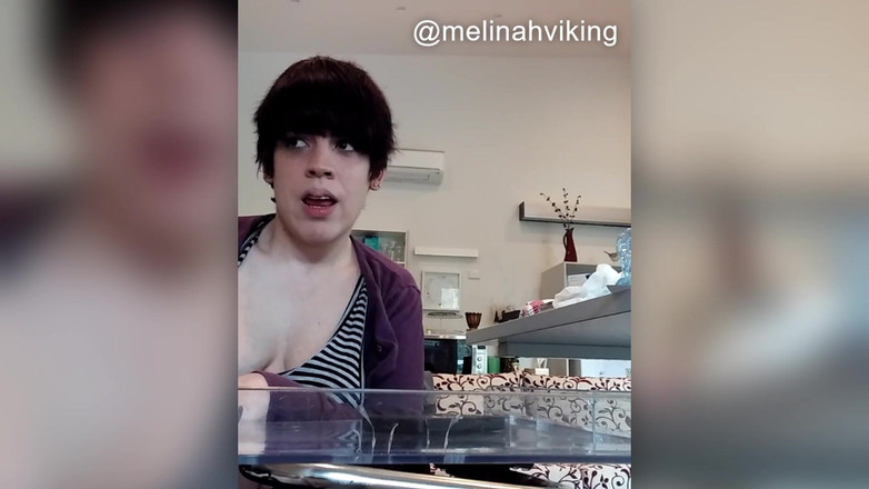 Melinah Viking: Masturbando em casa comigo