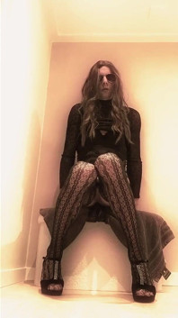 Sissyhusband si diverte e scopa un dildo
