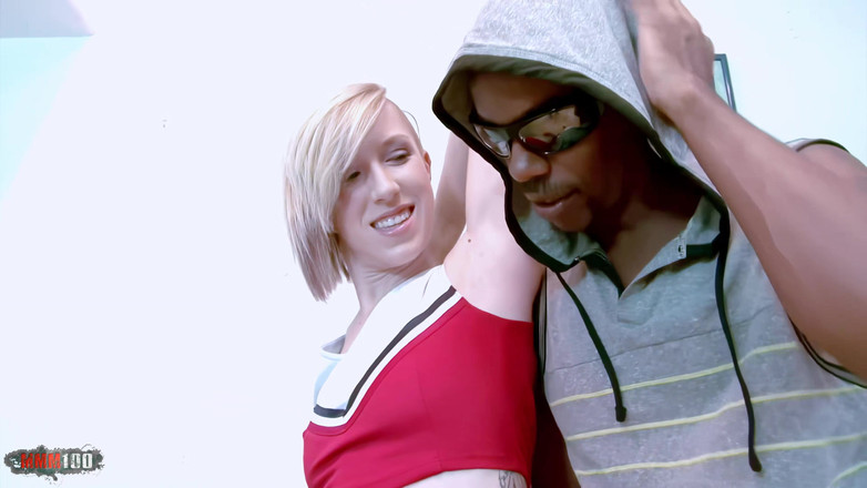 BBC and Interracial: Animadora rubia flaca Maia Davis follada por una gran polla...