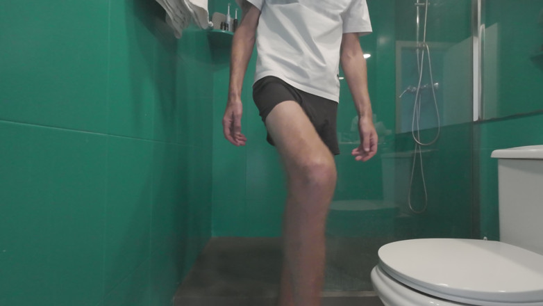 SkinnyWithAHugeDick: Я дозволив своїй падчерці мити мій 9-дюймовий член, коли приймаю душ