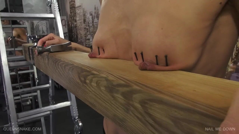 Queen Snake: 히타치로 내 보지를 유혹하는 동안 젖꼭지 못박기