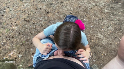 Dvabitch: Bruneta amatoare ia o muie senzuală în pădure și are parte de...