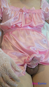 Sissy Kanisa Szarpanie się różową satynową sukienką i koronkową rękawiczką