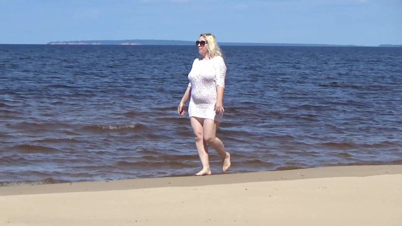Lady Rose pee pee: Golden Rain 96 - En La Playa