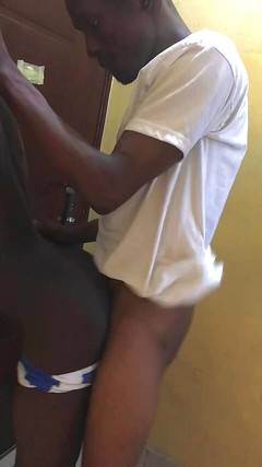Stilesbhalifa1: I gay scopano e sborrano dietro la porta sesso