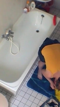 Sexy mollige amateurin fickt sich im badezimmer