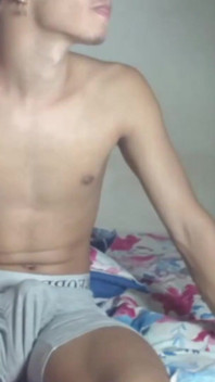 Masturbándose mi chico blanco se corre
