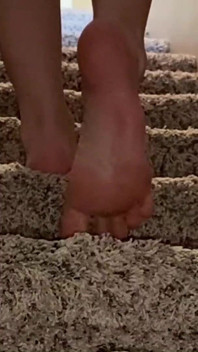 Ivys Feet - diosa de los pies provoca que caminas por las escaleras