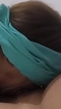 Drobna milf ma świetne umiejętności głębokiego gardła
