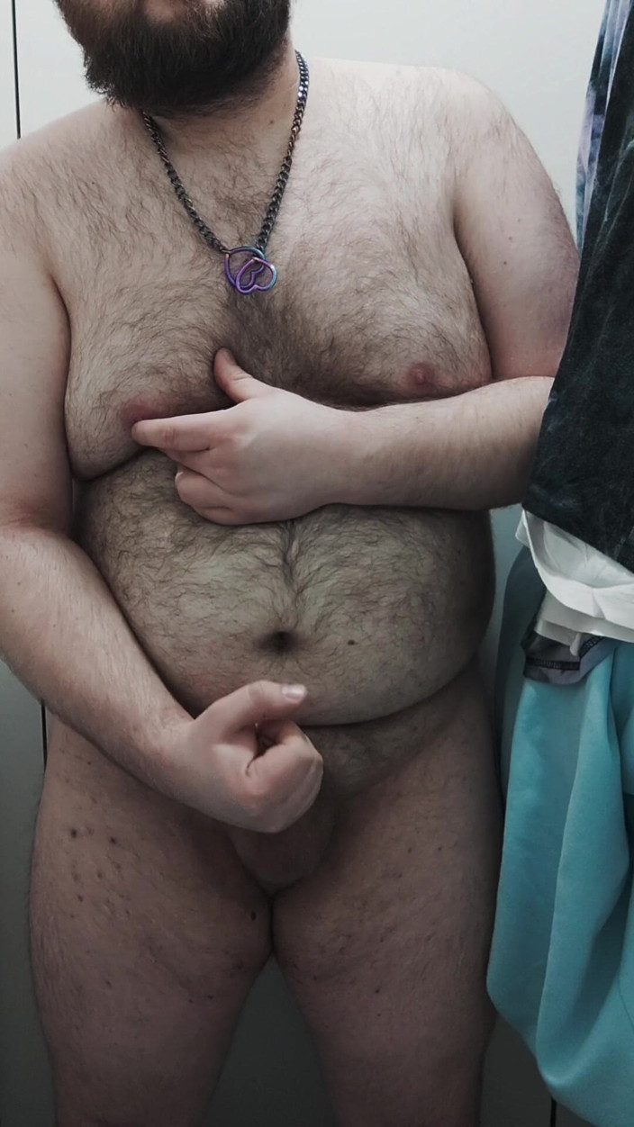 BearPup Akuma: Urs gras se masturbează la toaletă și își linge sperma