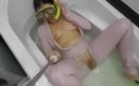 Larisa Cum: ベージュのラテックススーツとマスクを着て、お湯で遊んでいます!