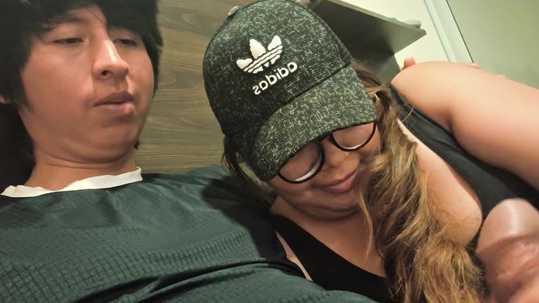 Moo DBOXXX: मैं और अकेली मम्मी बिस्तर में एक साथ, वह उतरना चाहती है और मेरा सारा दूध मुझसे निकालना चाहती है