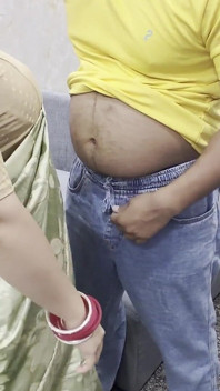 Saya mengongkek adik tiri saya yang seksi semasa dia datang di hadapan saya memakai saree