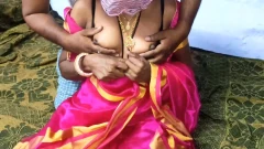 Desi Hot Couple: गुलाबी रंग की साड़ी में ...
