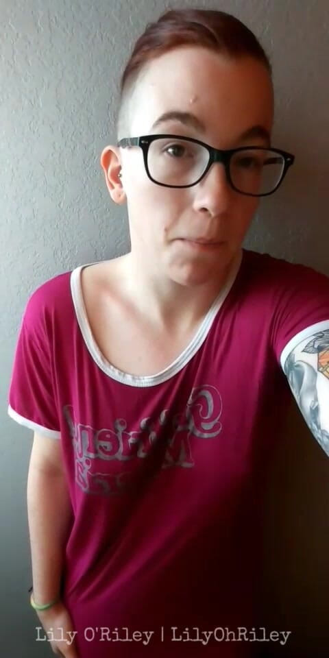 Lily O'Riley: 샤워하기 전에 큰 클리토리스를 문지르고 사정하는 빨간 머리