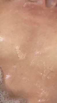 Adoração aos peitos no banho de bolha