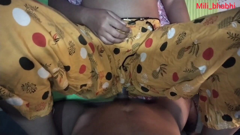 Mili bhabi: Hintli 18+ edepsiz kız mili polisin büyük yarağına biniyor