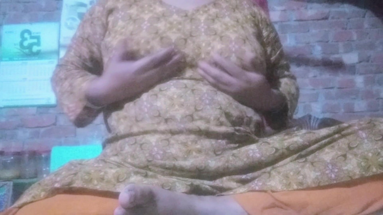 nadiya2026: Desi Nadiya Bhabhi vingert haar poesje tot een orgasme van...