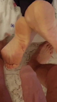 Amatérská blonďatá zralá manželka si užívá sexu napůl oblečenou