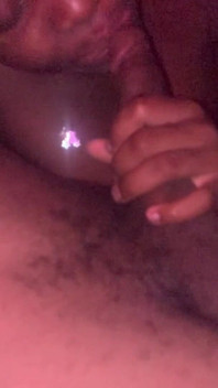 Sexy ebenová teenagerka kouří čůráka nedbalé kouření zblízka