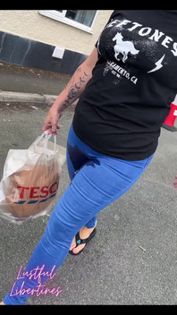 Jeans Públicos Mojando - ¿por Qué Sostenerlo Cuando Se Siente Tan Bien?