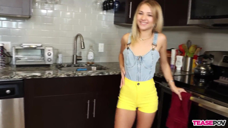 Nookies: Drobna blondynka Emmy Bugg POV