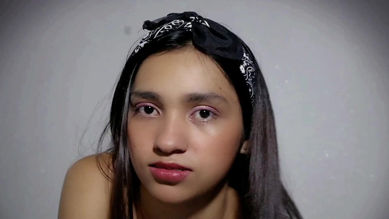 Labigassa: 큰 엉덩이와 귀여운 작은 얼굴을 가진 아름다운 갈색 머리