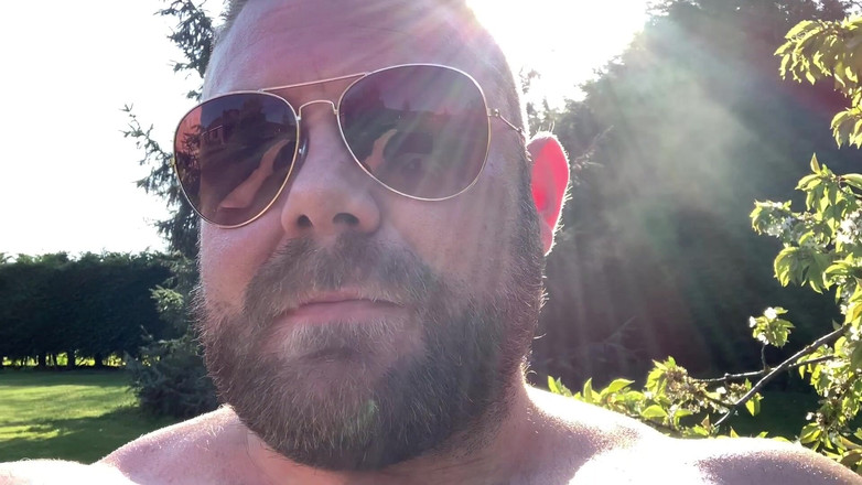 Jack stacked: Yaz sıcağında açık havada puromu içiyor