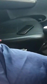 Crossdresser Asia memakai gaun satin biru di dalam kereta