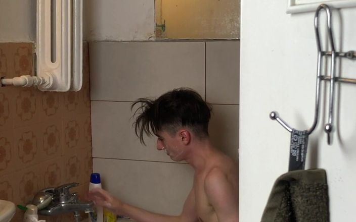 Gunter Meiner: Cowok bertubuh kurus ngocok kontol di kamar mandi