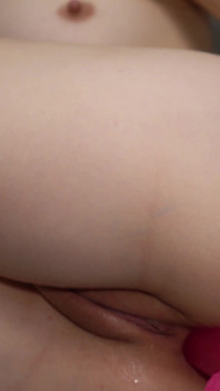Dünner zierlicher teenager versucht erste anale masturbation