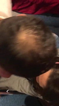 Una giovane arrapata si fa leccare e scopare il culo all'after-party. (prima parte)