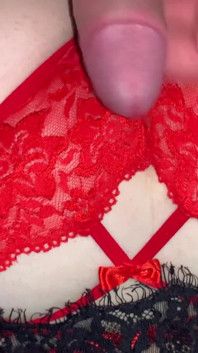 Erkek arkadaşı mastürbasyon yapıyor ve kız arkadaşının sevimli küçük götüne ve seksi külota boşalıyor
