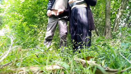 OurFetishLife: 야외에서 필사적으로 젖을 짜는 동안 젖꼭지를 괴롭히는 사위