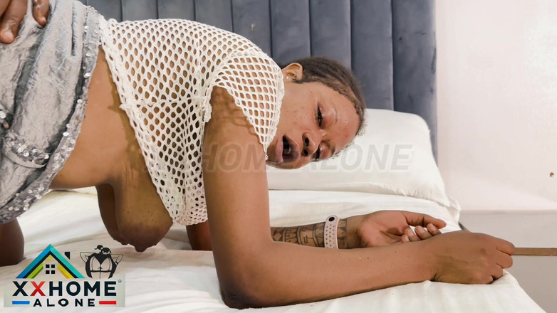 Home Alone: Rashy Star Se Cuela a Su Hermanastro Masturbándose Y Terminó...