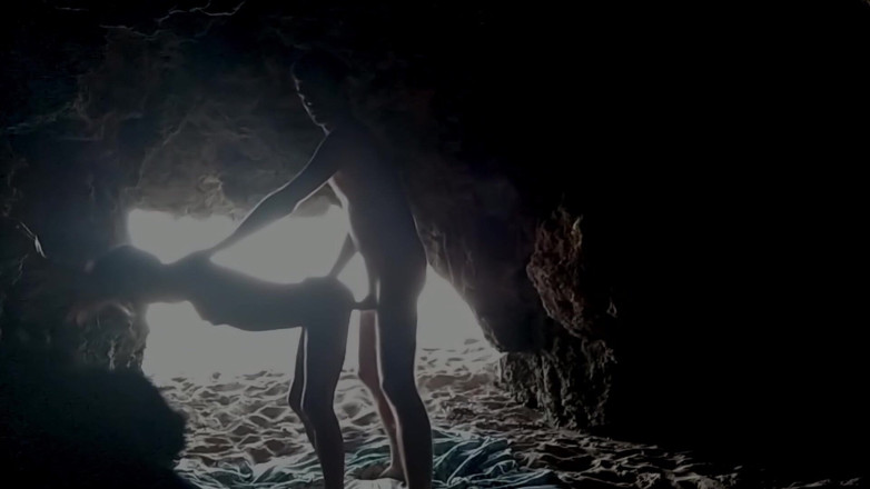 Magia Rosa: Couple recorded at the beach, inside the cave