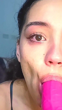 Ateşli üniversiteli kız dildo gırtlağına kadar alıyor ve yüzüne boşalmak istiyor