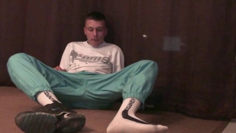 Gaybareback: Sneaker fetish sket solo