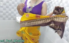 看到她穿着黄色纱丽服洗澡，我走进浴室，抬起双腿操了她
