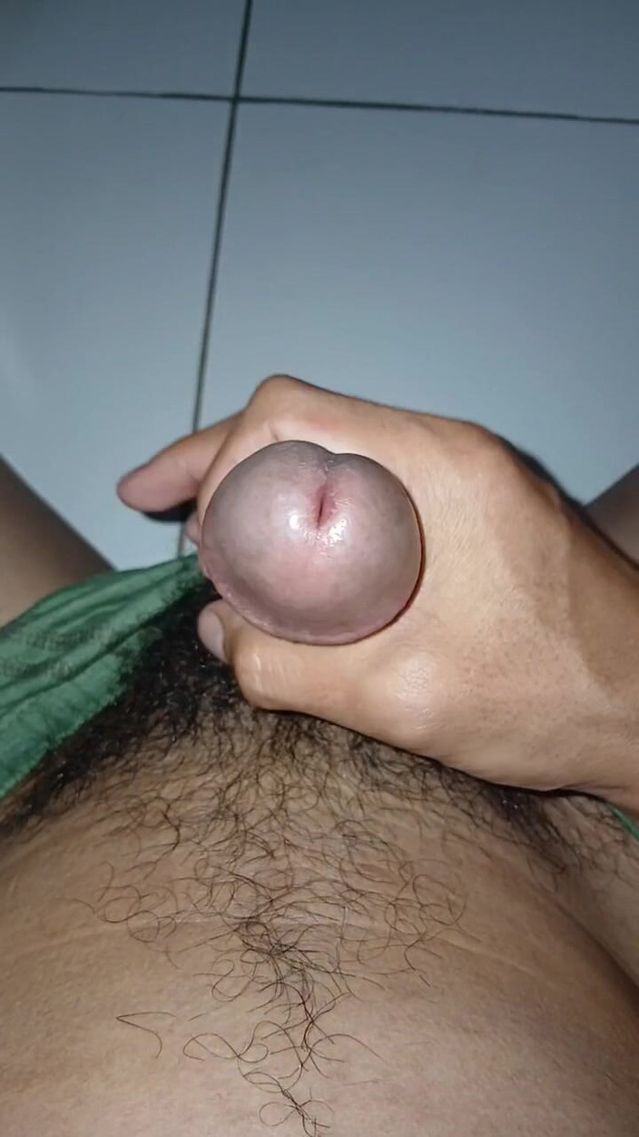 Amazingbeautycum: S pracovníkem minimarketu po masturbaci