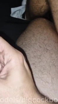 Am lăsat un tată cu un penis mare să-mi fută fundul într-o mașină pe marginea drumului pentru drum