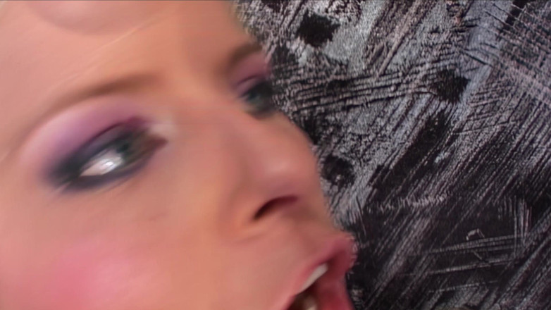 My horny Milf: 丰满的金发熟女需要坚硬的鸡巴！