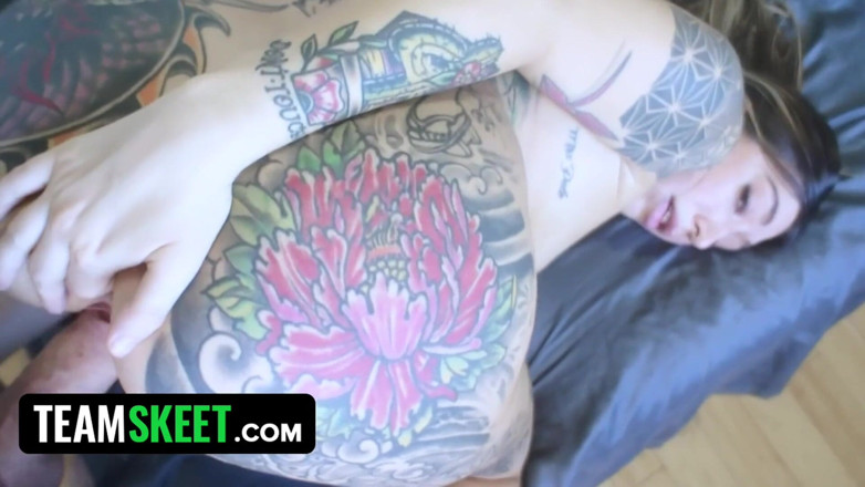 Team Skeet: Slutty girlfriend wednesday Nyte Entertains gamer boy with her tattooed...