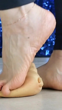 Asmr Crush Barefeet: Piglet