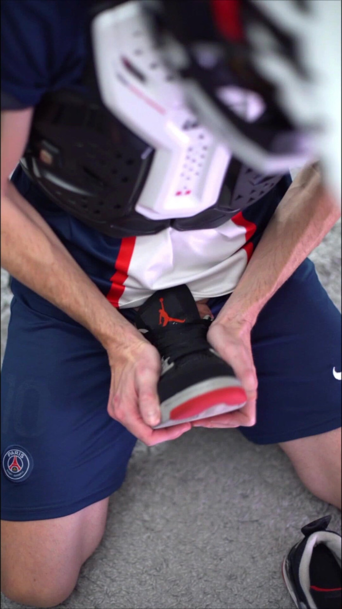 Sneakersmax98: ジョーダン・レトロIVスニーカーズとカミング・インサイドで演奏