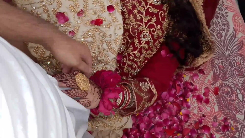 QueenbeautyQB: Primera noche - marido y mujer indios tienen sexo juntos video...