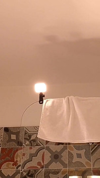 Üniversite üniformalı etekli en ateşli Asyalı minyon sürtük banyoda külotunu gösteriyor ve götünü teşhir etmek için onları çıkarıyor
