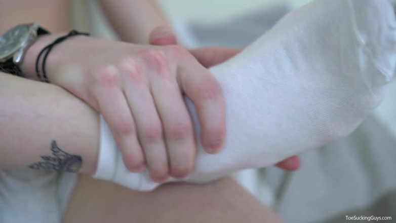 Cruising Porn: Arthur masturba seu pau grande e mostra seus pés