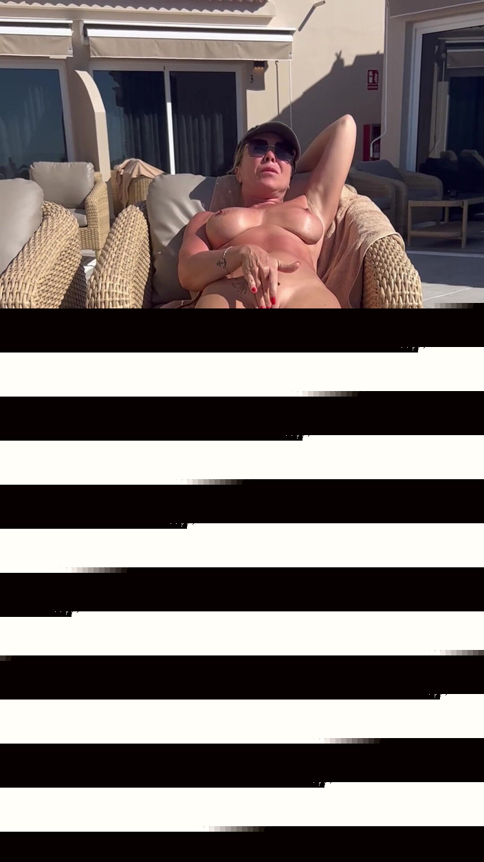 sexwifebi: Esposa sexual se masturbando em um hotel